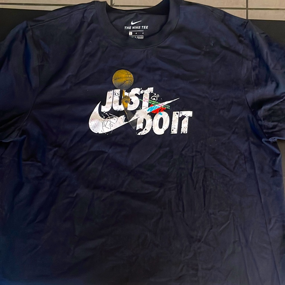 Mens large Nike tee standard fit.
